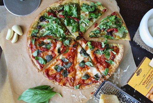 מתכון להכנת פיצה ביתית על נייר אפייה
